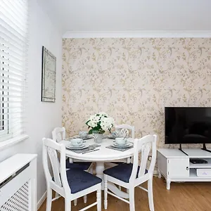 Leigh Apartment